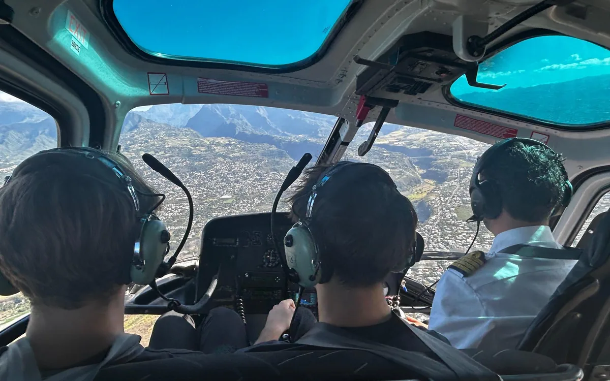 Passeggeri nella cabina di un elicottero sopra Reunion Island