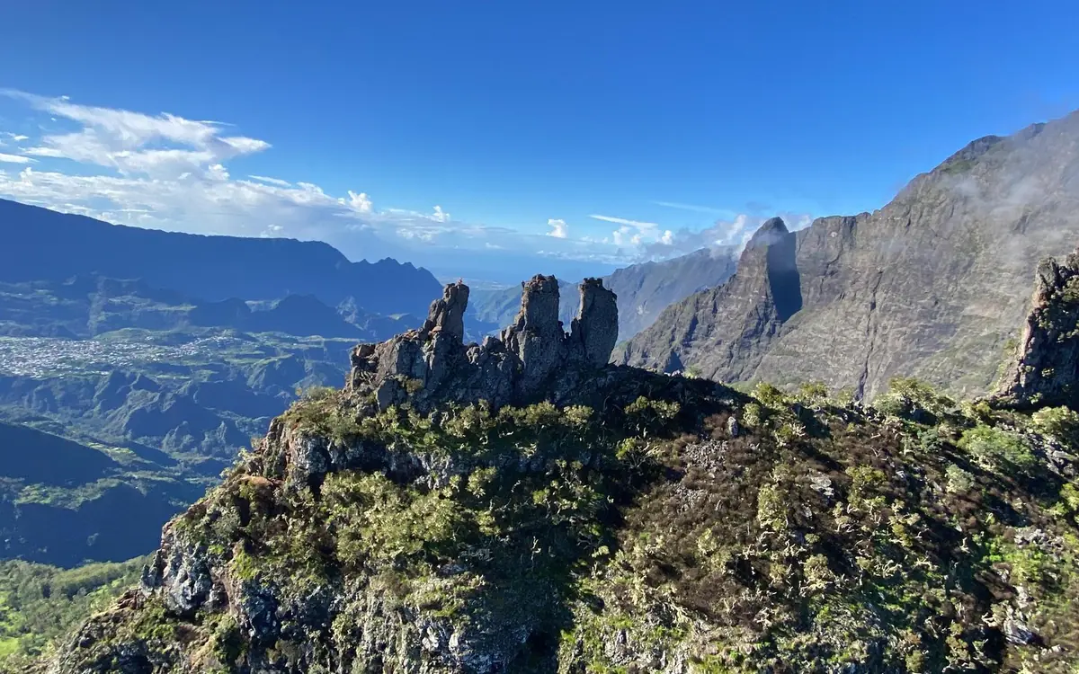 Guglie rocciose in un circo di Reunion Island viste da un elicottero