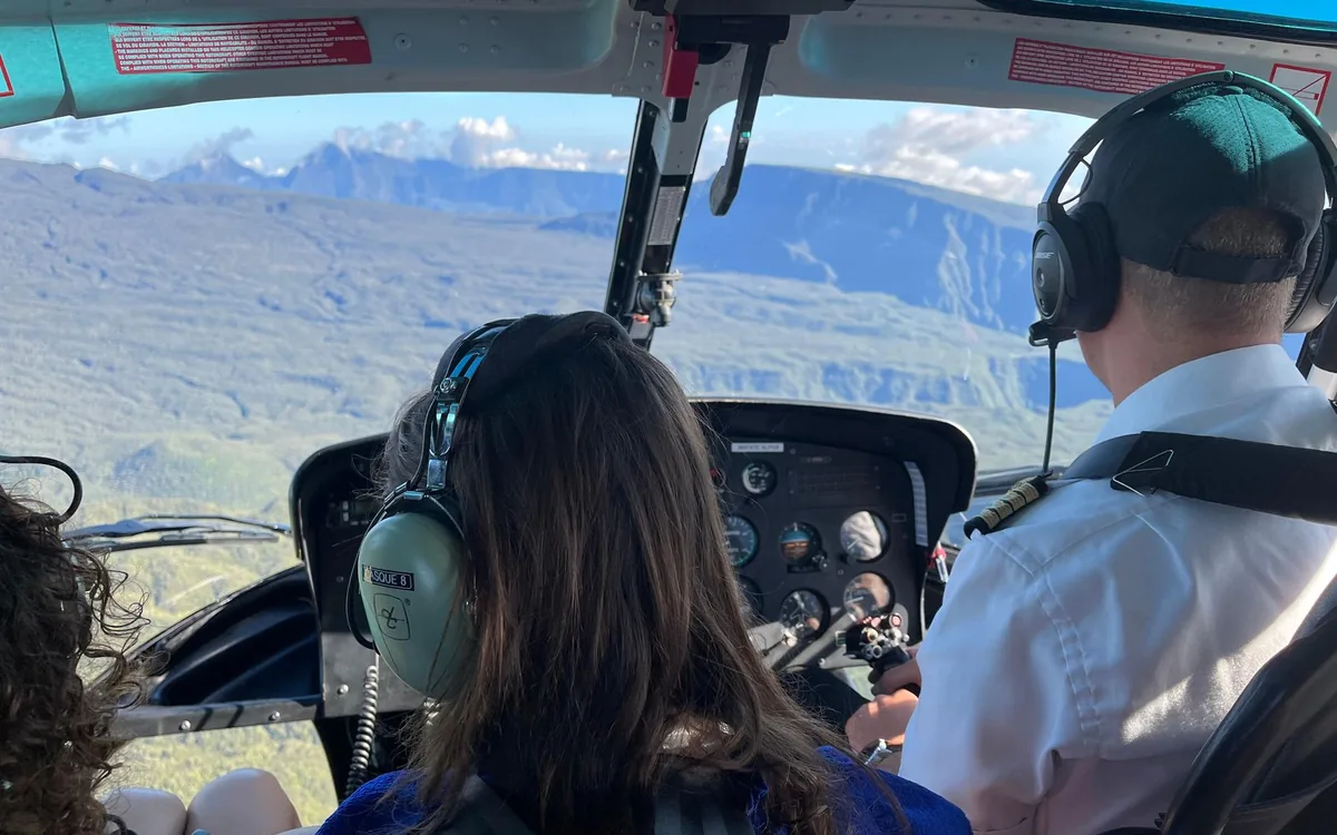 La cabina di pilotaggio di un elicottero sopra Reunion Island