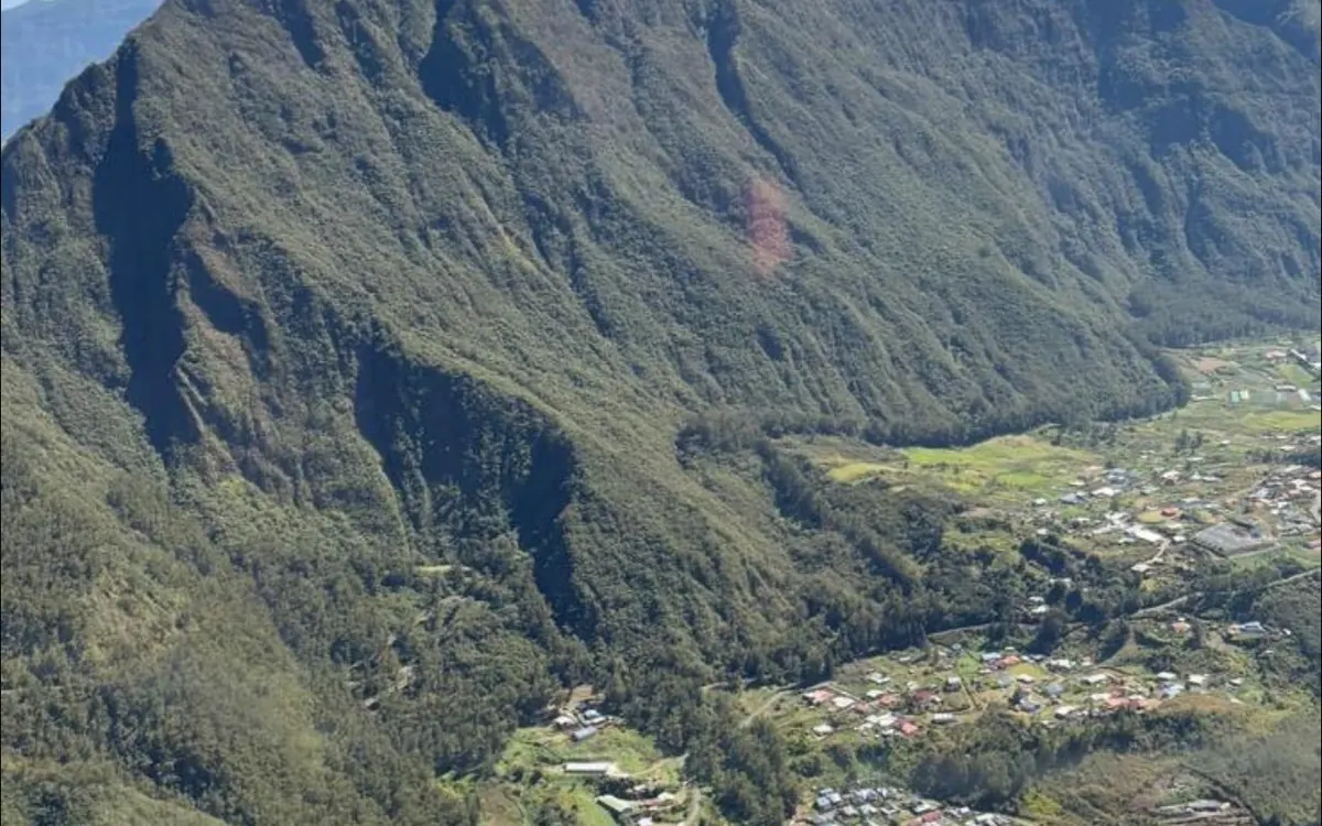 Die Wände des Cirque de Mafate aus der Luft gesehen