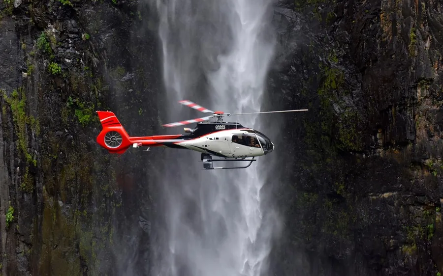 Grüne Schluchten von Reunion Island aus einer Helikopterkabine