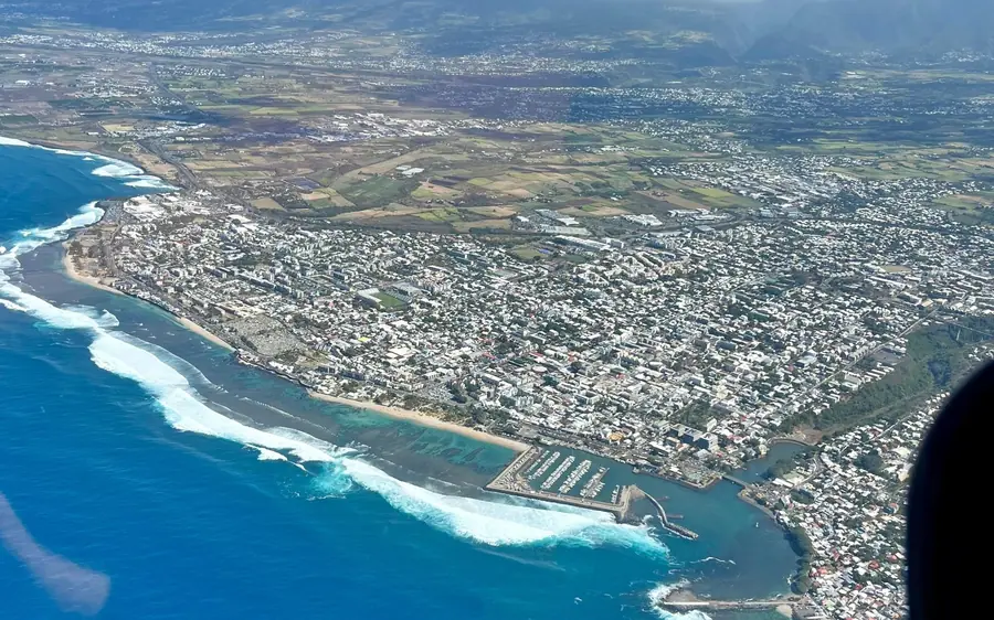 Die Lagune und Westküste von Reunion Island aus einem Ultraleichtflugzeug