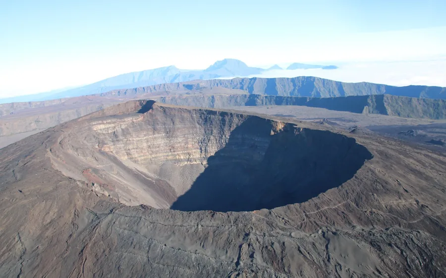 Il cratere del Piton de la Fournaise visto da un elicottero