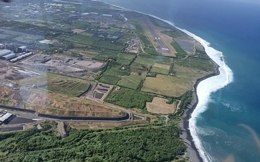 Die schwarze Lavaküste von Reunion Island
