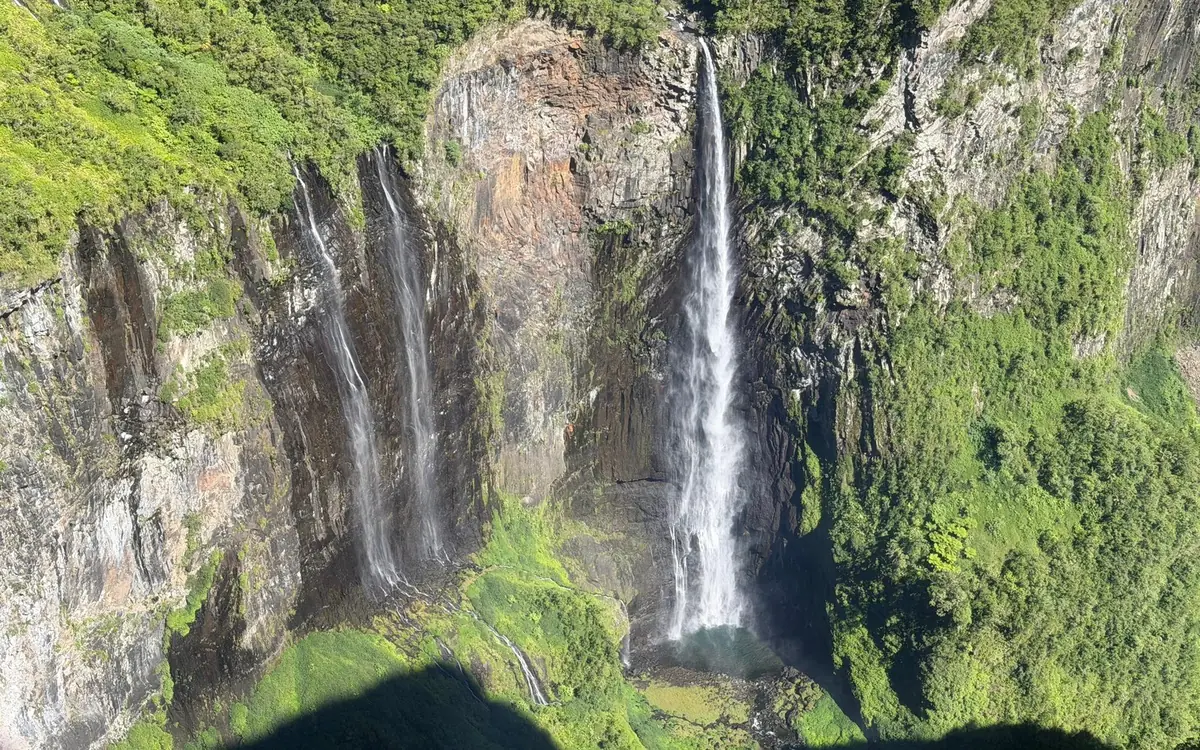 Die Wasserfälle des Trou de Fer aus dem Helikopter gesehen
