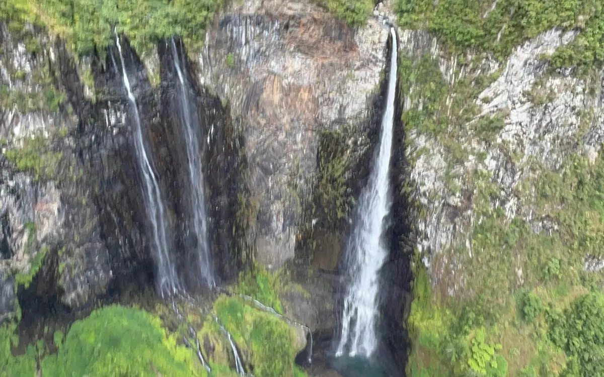 Cascate in un burrone verde di Reunion Island viste da un elicottero